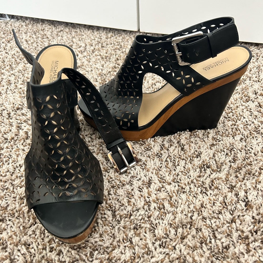 Michael Kors wedges w/black cutouts 10